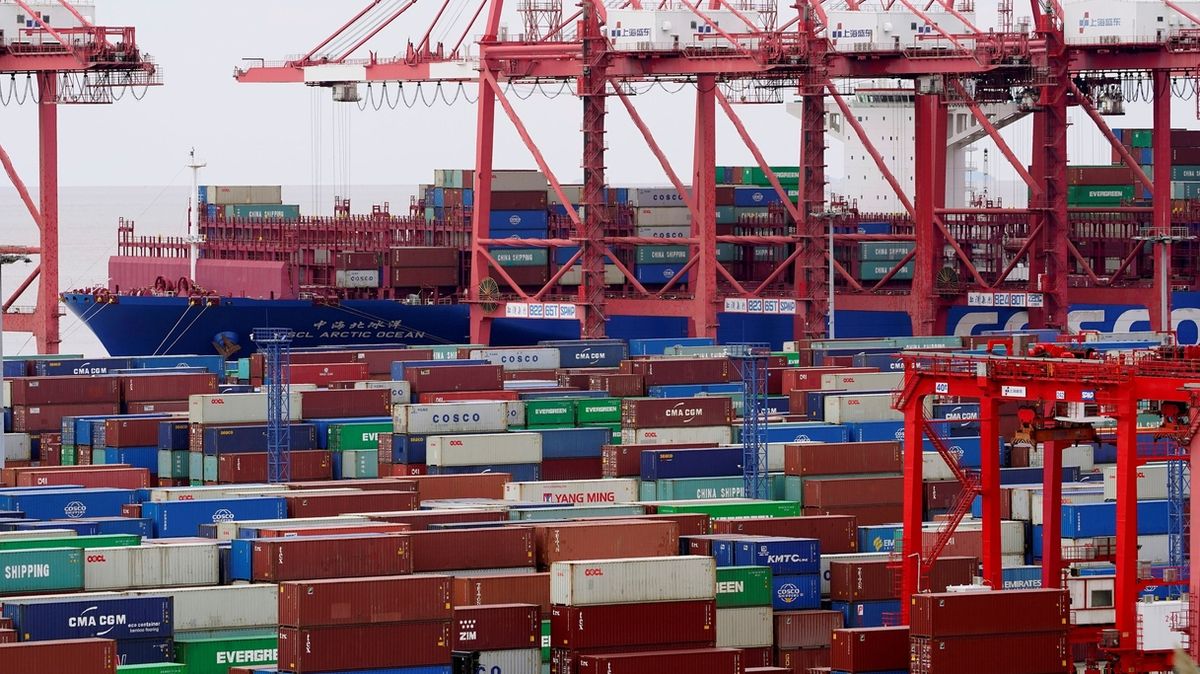 Přebytek zahraničního obchodu v lednu stoupl na 25 miliard